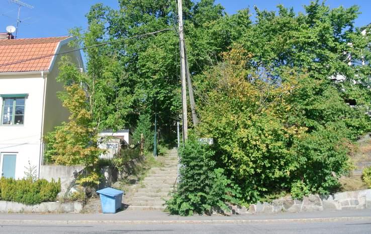 38. Grönytor vid Herrängsvägen- Vildrosstigen Karaktär: Övriga gröna friytor. Innehåll: Mellan Herrängsvägen i väster och Vildrosstigen i öster leder en smal kil.