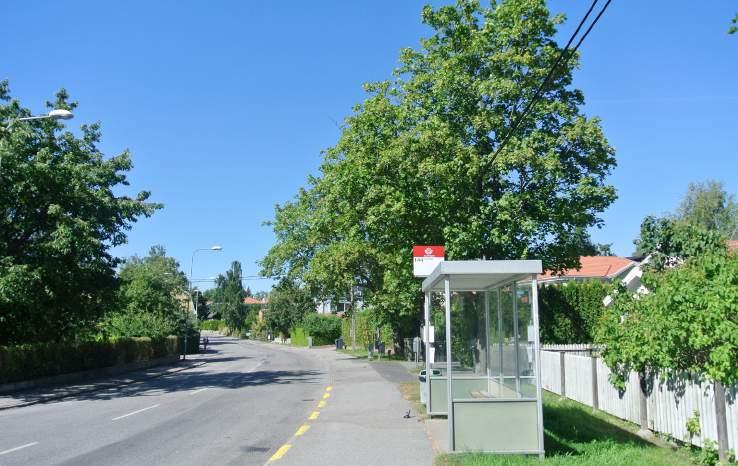 4. Grönytor längs Herrängsvägen Karaktär: Övriga gröna friytor (Gatumark). Innehåll: Intill korsningen Herrängsvägen- Apelvägen finns ett parti med grönytor.