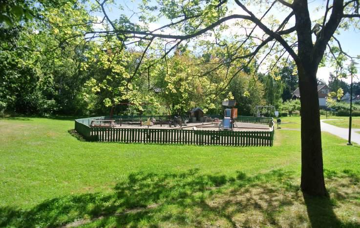 9. Bergtorpskärret Karaktär och storlek: Närpark,. ha Innehåll: Bergtorpskärret består av en rektangulär öppen gräsyta med olika typer av lek- och aktivitetsytor.
