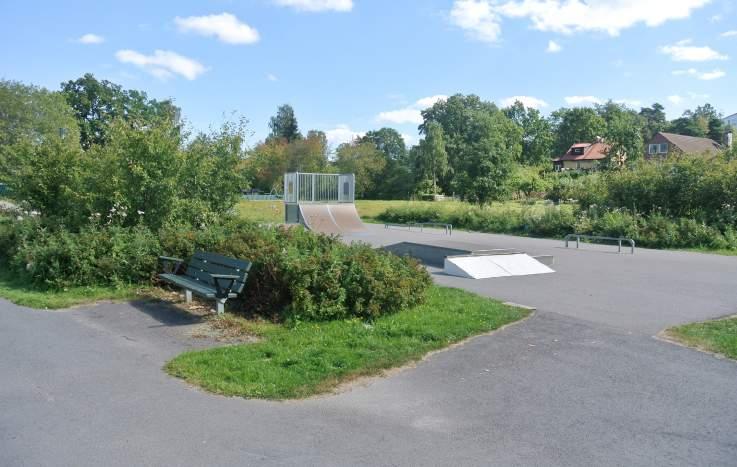 Utrustningen är placerad innanför träsarger. Bland utrustningen finns en cykelkarusell och en kompisgunga. Det finns gott om parksoffor. Öppen gräsyta i parkens mellersta del.