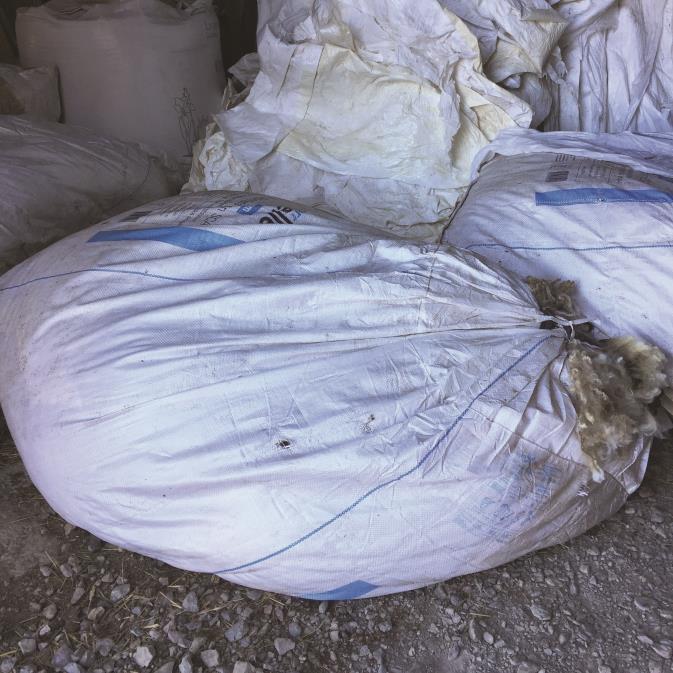 4.2 Materialinsamling Eftersom jag beslutade att själv försöka få tag på material inom ett mer närliggande område som jag själv kunde åka och hämta upp letade jag upp kontaktinformation till fårägare