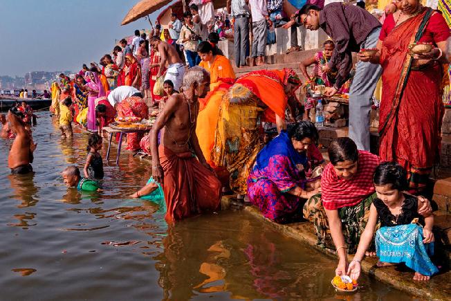 ATT LEVA SOM HINDU: S.138-141 1. Skriv rubriken + frågorna 2. Vad menas med kaster? 3. Visa på konsekvenser av olika kaster. 4.