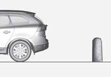 04 Komfort och körglädje Parkeringshjälp* Ju kortare avstånd till det bakom- eller framförvarande hindret, desto tätare ljuder signalen. Annat ljud från ljudanläggningen dämpas automatiskt.