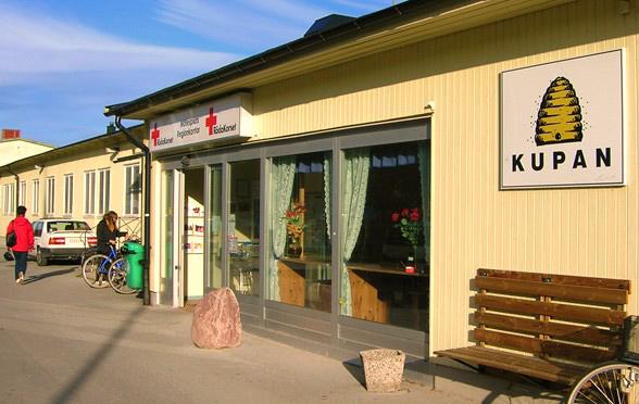 Är det något du vill bidra med så ta gärna kontakt med oss på telefon 28 83 04. Onsdagen 30 maj underhöll Täudraget = Yvonne Karlsson och Martin Alvengren med dragspel, durspel och allsång.