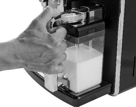 För in kannan med en roterande nedåtgående rörelse (såsom figuren visar) tills