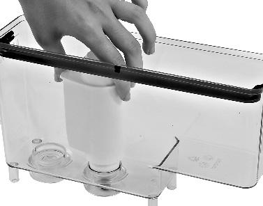 Konfigurera Intenza Aroma System: A = Mjukt vatten B = Medelhårt vatten (standardvärde) C = Hårt vatten. För in filtret på dess plats i den tomma vattenbehållaren (se figur).