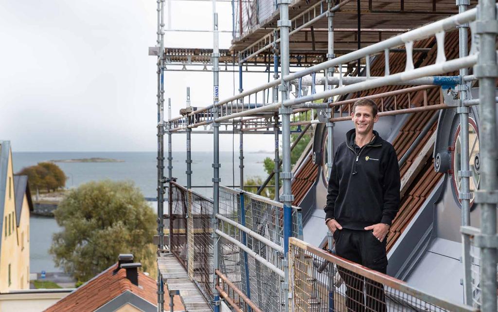 24 Fastighetsingenjör Henrik Ejermark under renovering av en av pärlorna i kulturarvet