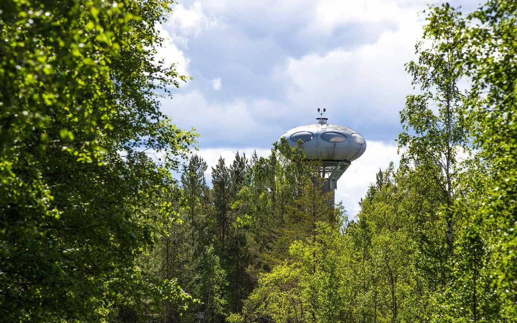 44 45 1970 köpte Försvarsmakten två futuristiska Futurohus från Finland byggda av glasfiberplast och designade som flygande tefat.