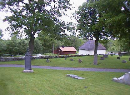 Kungsåra kyrka i Kungsbyn, foto mot öster - Digitalfoto Svensk Klimatstyrning AB Kyrkoanläggningen Kyrkogården är anlagd i terräng som sluttar åt alla väderstreck, med störst utbredning österut.