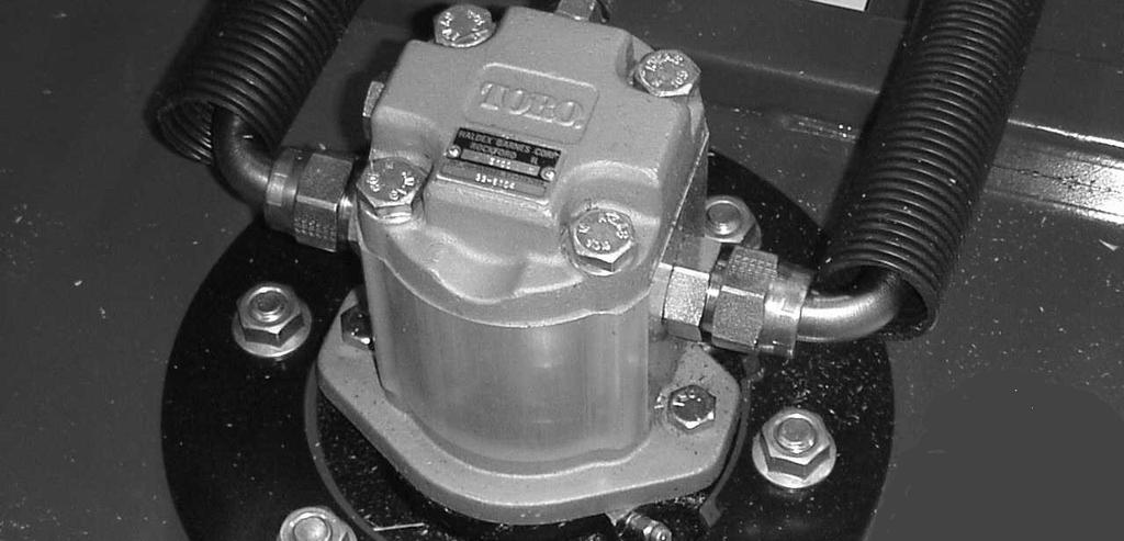 8) från den främre bärramshållaren.. Motormonteringsskruvar Figur 9 3. Avlägsna lynchpinnen eller fästmuttern (gäller endast GM4700) som fäster däckets bärram till lyftarmstappen (fig. 0).