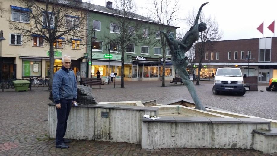 Skulpturen Glädje Skulpturen är gjord av konstnären Richard Brixell. Glädje vann konstävlingen vid den senaste gången då torget gjordes om 96-97.