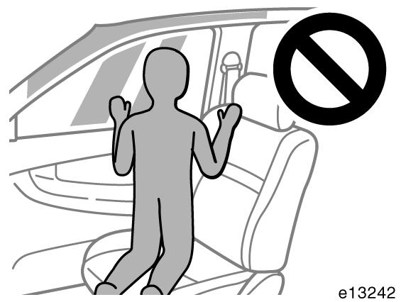 96 SÄTEN, BÄLTEN, RATT OCH SPEGLAR Barn får inte stå på knäna på passagerarsätet i riktning mot de främre och bakre sidodörrarna.
