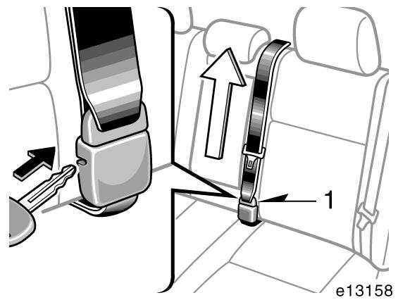 SÄTEN, BÄLTEN, RATT OCH SPEGLAR 59 Nedfällbart baksäte (4D) (A) INNAN DU FÄLLER NED BAKSÄTET Vid nedfällning av den vänstra delen av baksätet finns risk för att last i det förlängda bagageutrymmet