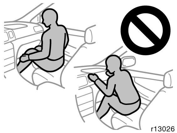 Låt inte ett barn luta sig mot eller i närheten av sidodörrarna även om han/hon sitter i en bilbarnstol.