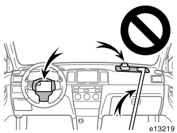 Lägg inga föremål och låt inte husdjur åka på instrumentpanelen eller framför den del av rattdynan som innehåller krockkudden. Uppblåsningen av krockkudden kan hindras.