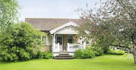 ADRESS Kanalvägen 5 BYGGÅR 1962 TOMT 1110 m² MÄKLARE Lars Björklund TELEFON 0241-64 53 00 Fin villa med bra