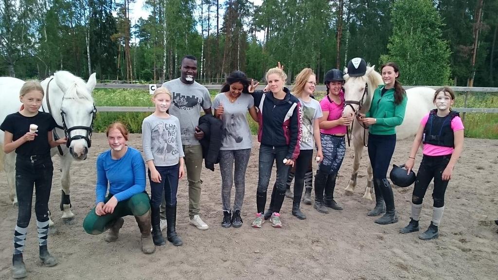 Kungsörs Ridklubb Under hösten 2015 kom det många till Sverige som var på flykt från sina hemländer och många ensamkommande barn och unga.