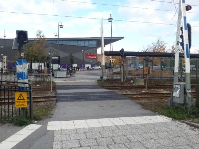 ÖSTERÅKERS KOMMUN GRANSKNINGSHANDLING 8(22) vilket ger ett intrång på upp till ca 6 m i Järnvägsparken jämfört med dagens fastighetsgräns mellan spårområdet och parkmarken.