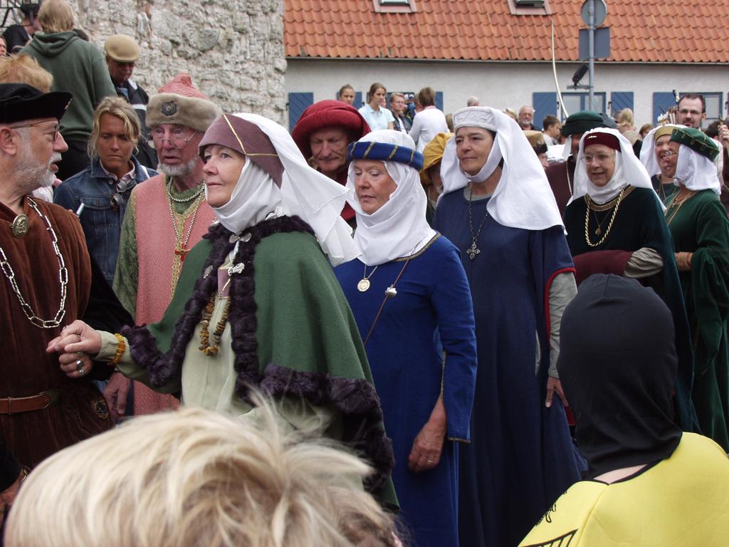 3 Medeltidsveckan Medeltiden intresserar många och medeltidsevent arrangeras på många håll. Det största i Sverige är Medeltidsveckan på Gotland.