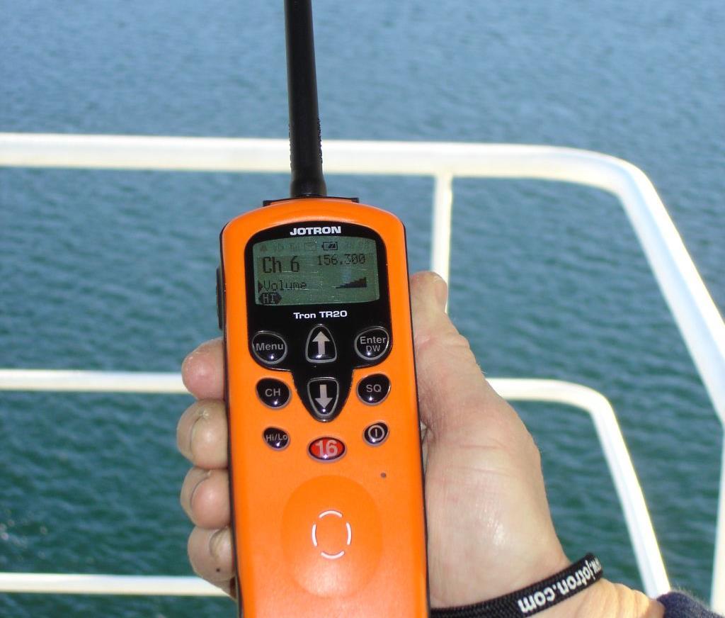 ISAF 3.29 VHF Mottagare En handhållen marin VHFsändare/mottagare, vattentät eller med vattentätt fodral. Den bör vara utrustad med DSC och GPS.