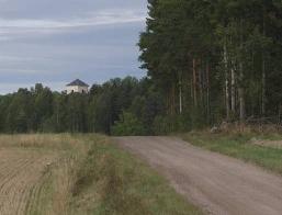 VÄSTRA SKEDVI KYRKA Skedvi Prästgård 1:20, Västra Skedvi församling, Köpings kommun, Västmanlands län BESKRIVNING Kyrkomiljön Västra Skedvi är en kuperad landsbygdssocken i västra Västmanland, rik på