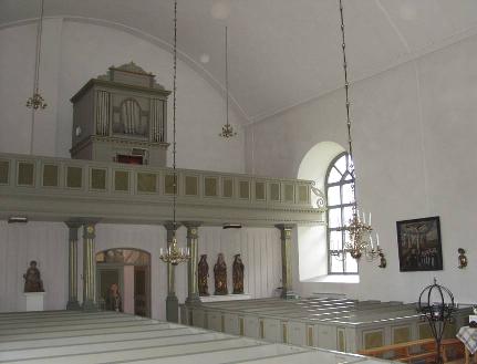 Väggarna är slätputsade och golvet belagt med lackade bräder. På norra väggen finns en gravhäll från gamla sockenkyrkan infäst. Kyrkorummet täcks av ett tunnvalv, putsat och vitkalkat liksom väggarna.