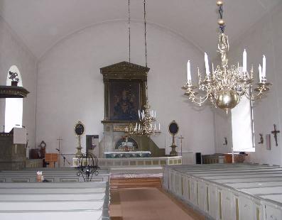 Korets golv ligger tre steg ovanför kyrkorummets. Altaret domineras av en stor, före detta altarpredikstol, numera enbart prydnad.