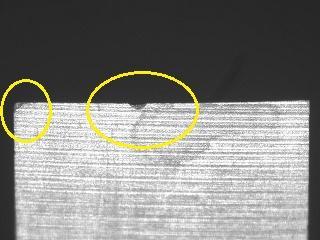 av bilden ser man en bit har lossnat från kanten och i mitten av eggskärpa.