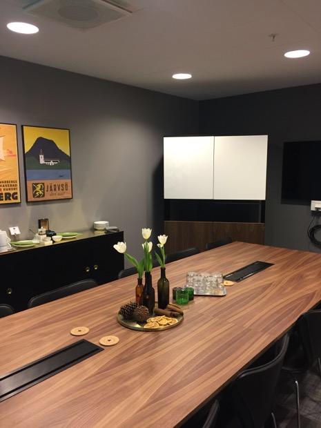 DANCETABLE STABILA KONFERENSBORD MED PULVERLACKAT STÅL OCH TOPPSKIVOR I OLIKA