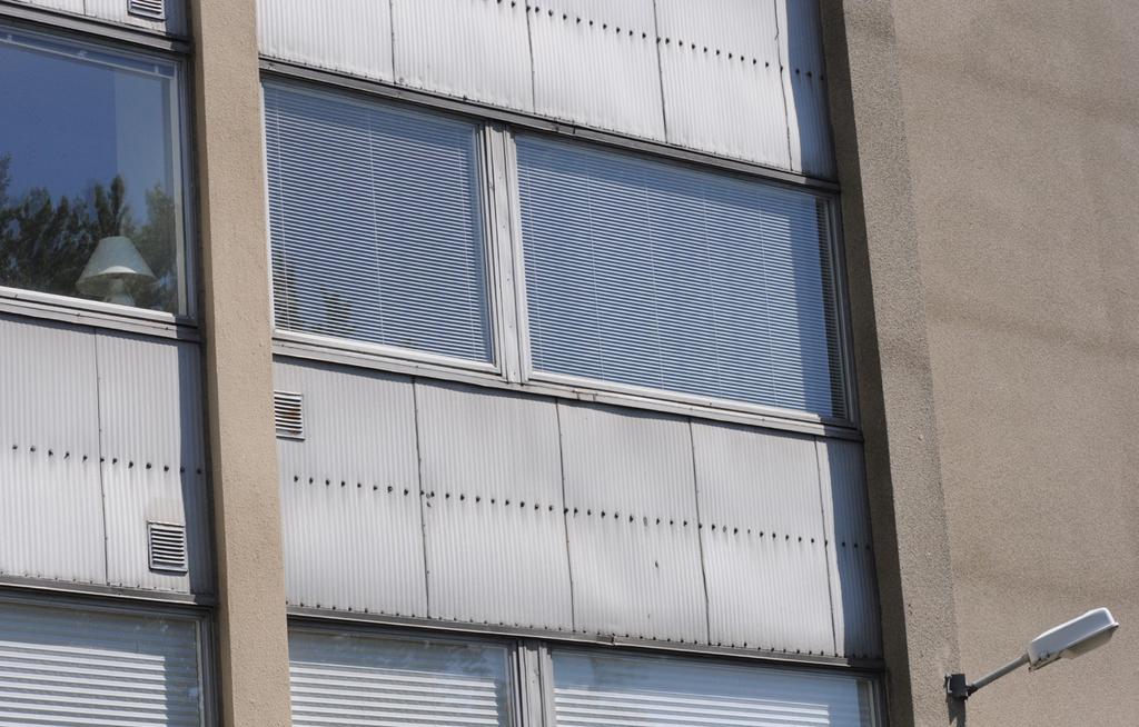 Föreningsgatan, fönster och dörrar De ursprungliga fönsterpartier som