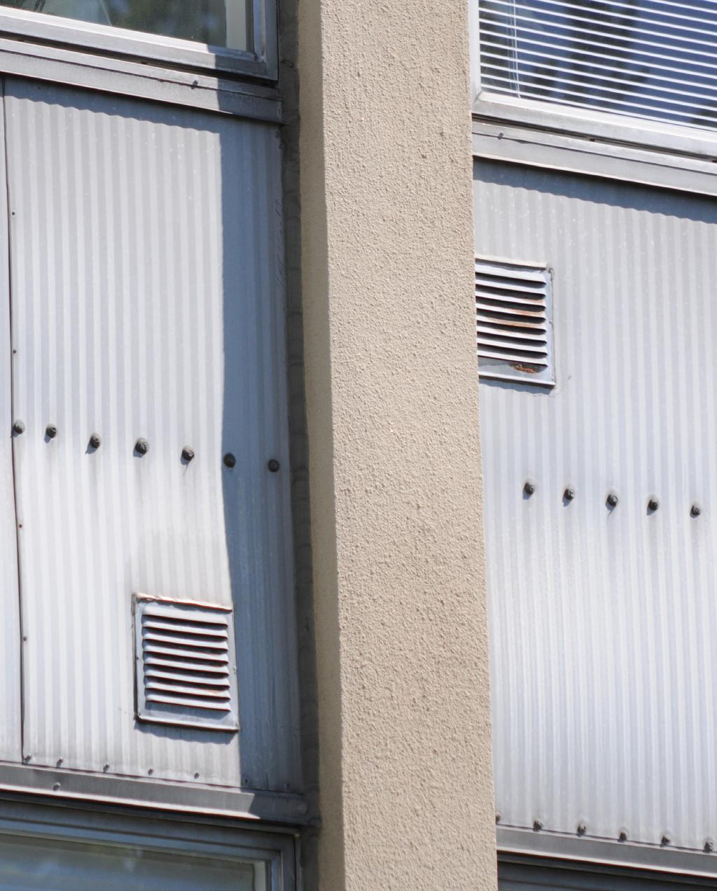Föreningsgatan, inklädnadsplåt Inklädnadsplåten av rå obehandlad aluminium har en