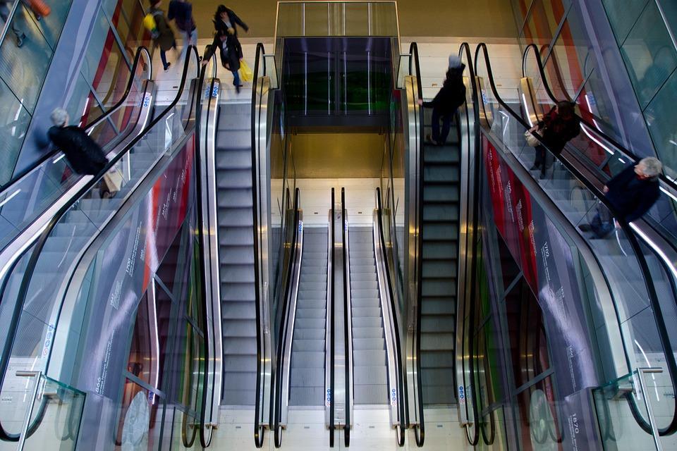 Today s retailers and brands are challenged to deliver digital experiences that combine the best of in-store and online Changing