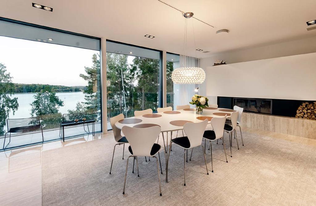 Villa, Åbo, Finland VILLA TUULI Arkitektens beskrivning Byggnaden ligger vid havsstranden i Åbo. Den U-formade byggnaden skyddar mot insyn från omgivningen. Tomten är omgärdad av murar i betong.