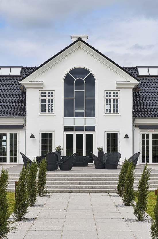 Danmark HERREGÅRD Arkitektens beskrivelse Det nyopførte bygningssæt står nu færdigt som en yders veldimensioneret landbrugsejendom, hvor hovedbygningen med sin pragt igen træder i karakter som
