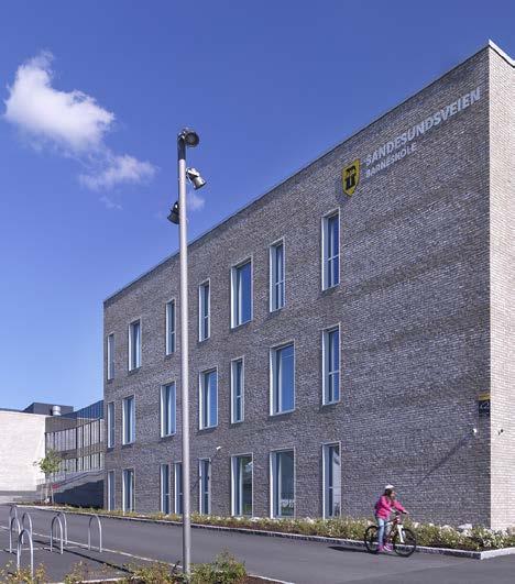 Foto: Erik Wik Skola, Sarpsborg i Norge SANDESUNDVEIEN BARNESKOLE Arkitektens beskrivning Den nye skolen er bygget på eksisterende skoletomt i Sandesundsveien. Eksisterende skolebygninger er revet.