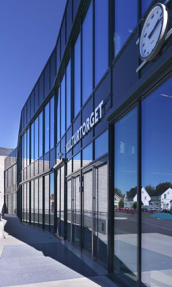 Fasader: Sapa Fasad 4150. Dörrar: Sapa Dörr 2086.