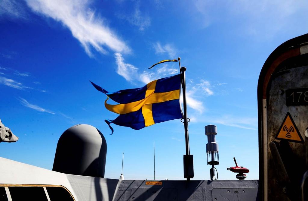 2. Örlogsflagga 2.1. Historik Svenska fartyg har i mer än 400 år fört blågul flagga. Redan på 1560-talet föreskrevs att som fälttecken till sjöss skulle föras ett gult kors på blå grund.