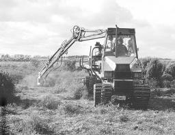 Den andra typen av maskinella redskap är röjaggregat, en stor klinga på arm, vilken monteras på någon typ av traktor eller skogsmaskin. Här kapas hela buskar, liknande manuell röjning.