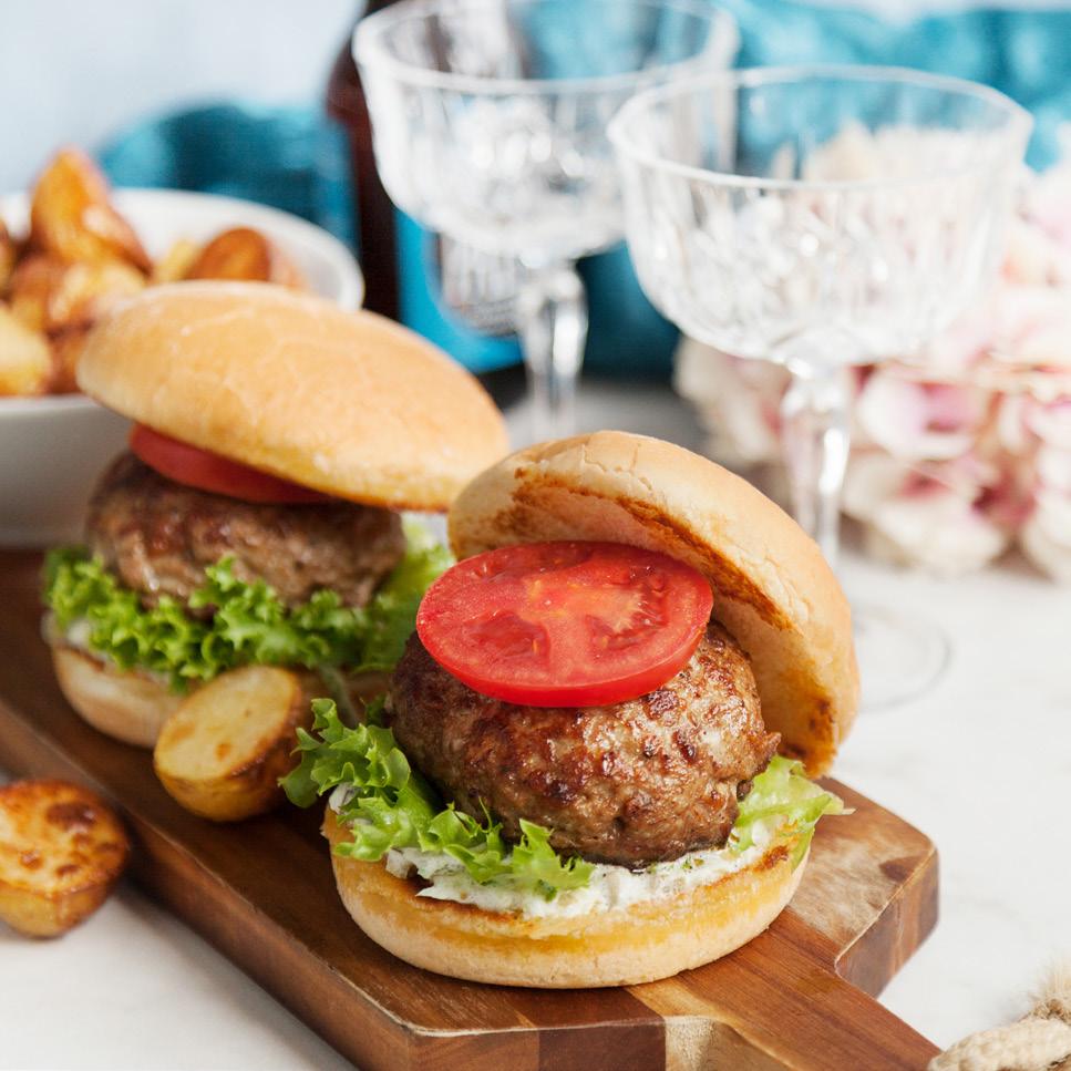 HAMBURGARE med pommes och gurkrelish Ca 45 min Burgare 500 gram blandfärs 2 tsk dijonsenap* 1 ägg* ½ burk rostad lök 1 tsk salt* 2 krm svartpeppar* Olivolja och smör* Potatis 700 gram potatis 2 msk