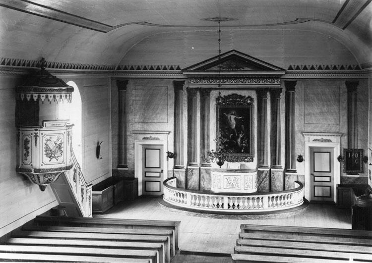 Lycksele kyrka, Västerbottens län Vänster: Foto från 1890 som i huvudsak visar det utseende och den fasta inredning kyrkan fick efter restaureringen 1850, förutom att det målade