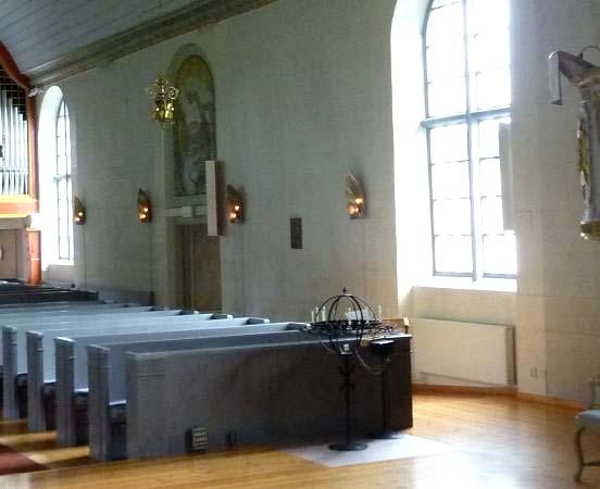 Den gigantiska läktarorgeln dominerar kyrkorummet både genom sin storlek, ut- formning och färgsättning.