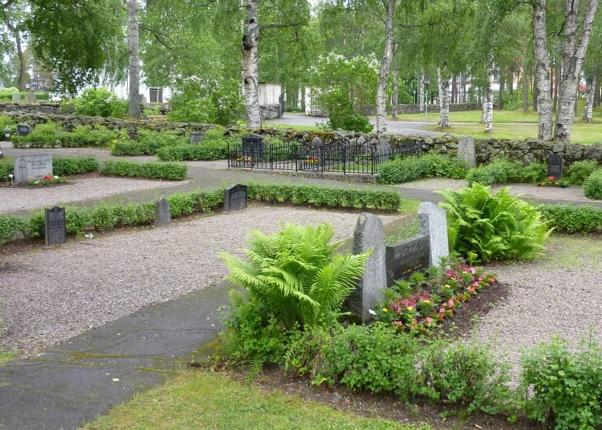 Lycksele kyrka, Västerbottens län Ovan: En av de äldsta gravarna på kyrkogården är gravkammaren för Pehr Fjällström (1697 1764), söder om kyrkan.