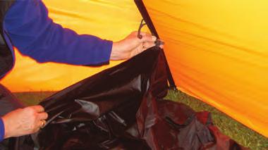 Hilleberg Atlas Attaching the Detachable Floor sv 1 Bred ut golvet inne i tältet så att