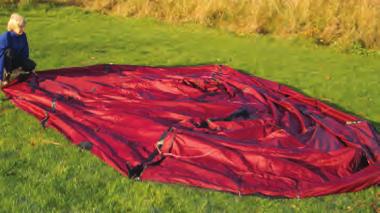Hilleberg Atlas Pitching the Atlas Basic sv 1 Bred ut tältet, (förankra med ett par markpinnar om vinn är hård),