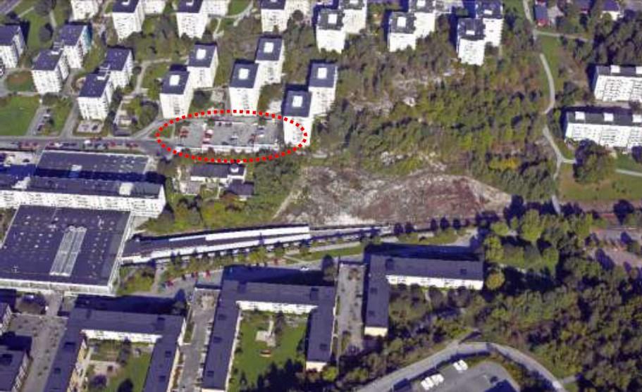 Sida 3 (6) Figur 2. Ortofoto över fastigheten. Precis söder om den markerade fastigheten ligger Vårberg centrum med tunnelbana.