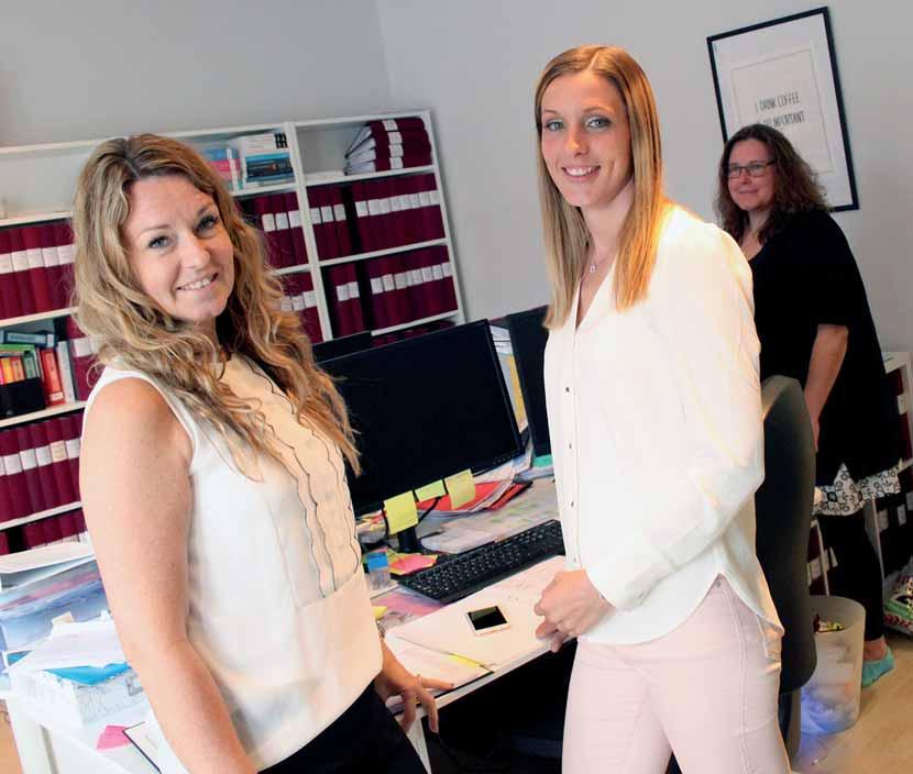 Christine och Johanna Wislander samt Caroline Norberg på Categoria AB:s kontor. Juni är en hektisk tid i redovisningsbranschen, det gäller att få boksluten klara i tid.