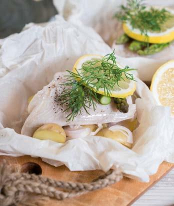 stora tomater 6 st stora schalottenlökar Toppen av en chili GÖR SÅ HÄR: 1 tsk socker 2 msk god olivolja Salt och peppar GÖR SÅ HÄR: Koka potatisen nästan klar och skär den sedan i skivor.