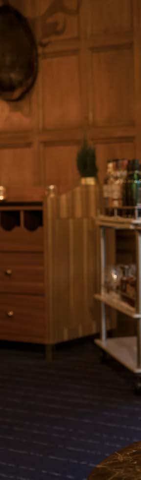 FRÅN KÄLLAN TILL KÄLLAREN text Karin Cushing foto Emil Jespersen Maya Samuelsson, ambassadör för Riedel och sommelier, möter oss i Stockholm för att vi ska få följa henne till några av hennes