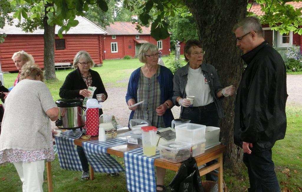 FUB: s sommarfest på Gammelgården Sön 27 augusti kl 14.30 17.00 Om det regnar är vi i ladan OBS Kl 14.30 kommer Mr Udd och trollar för oss.