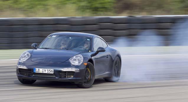Interiören domineras av en ny instrumentbräda, hämtad från Panamera. Körställningen är ännu bättre i en helt förarorienterad miljö där ökat axelavstånd och bredare spårvidd fram ger mer utrymme.